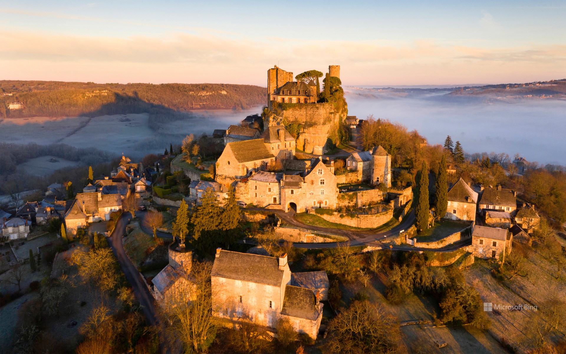 Vue aérienne du village de Turenne au lever du soleil, Corrèze, Nouvelle-Aquitaine (© plainpicture/AWL/Tim Mannakee)