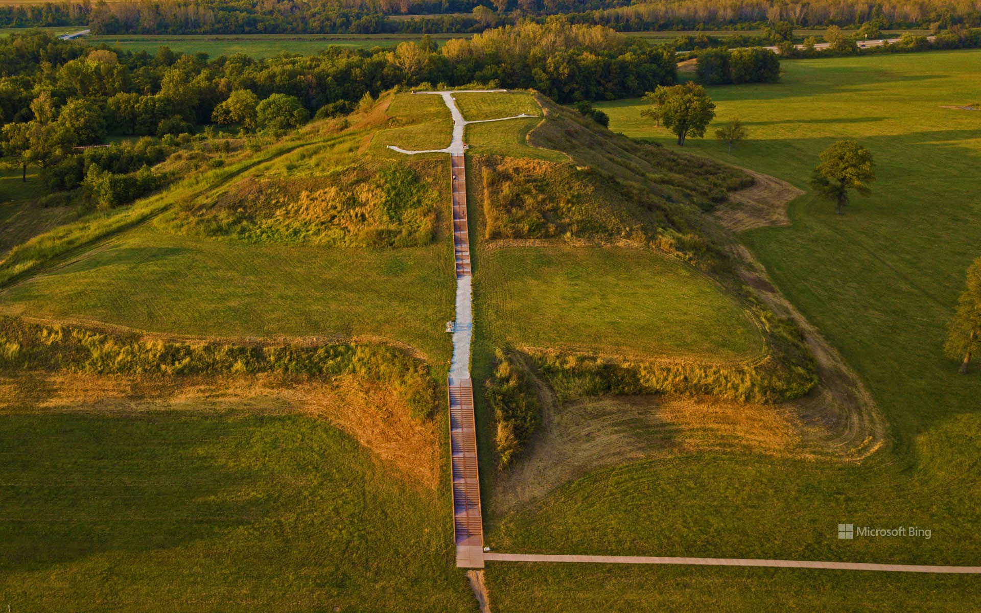 Monks Mound at the Cahokia Mounds UNESCO World Heritage Site near Collinsville, Illinois (© Matthew Gush/Alamy)