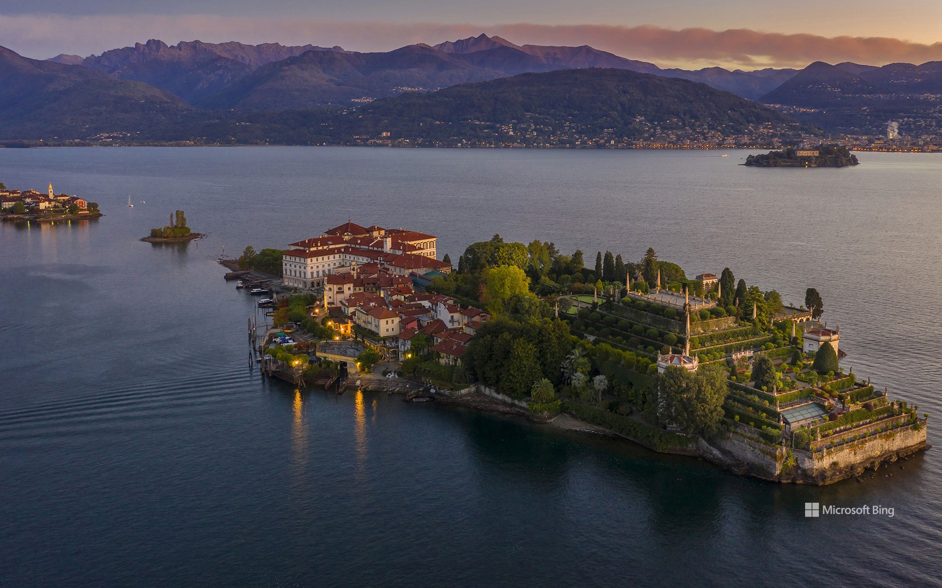 Isola Bella, Lake Maggiore, Italy (© Massimo Ripani/eStock)