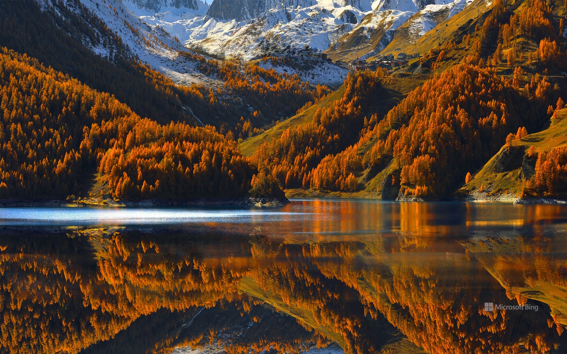 Vue sur un lac en automne, Tignes, Savoie  (© Yuterick Bell/500px/Getty Images)